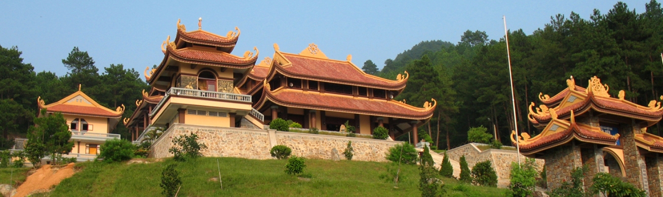 Thiền Viện Trúc Lâm nằm yên bình bên sườn núi