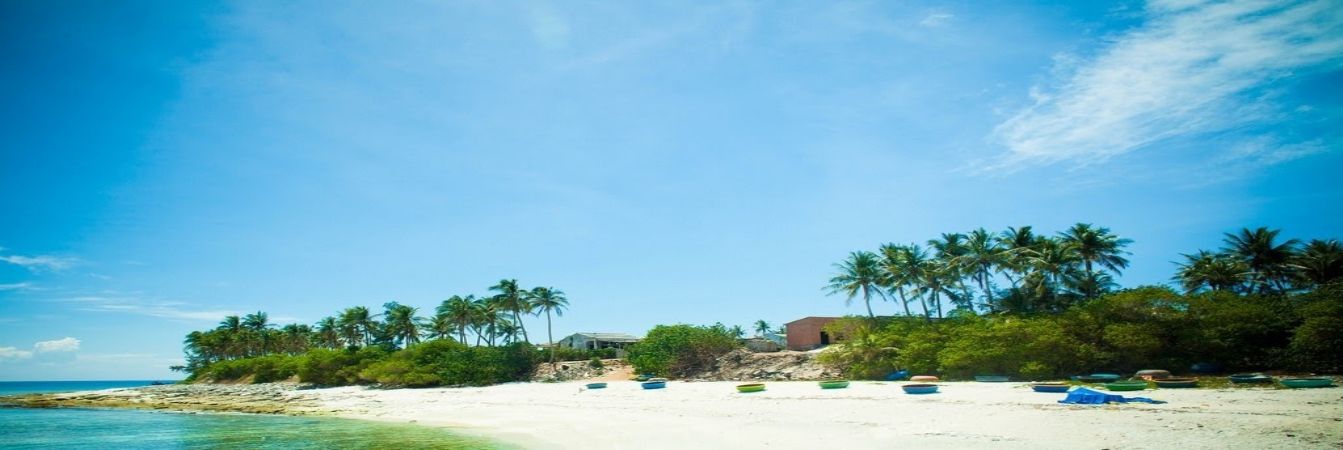 Đảo Lý Sơn được biết đến với những bãi biển cát trắng mịn, làn nước xanh màu ngọc bích 